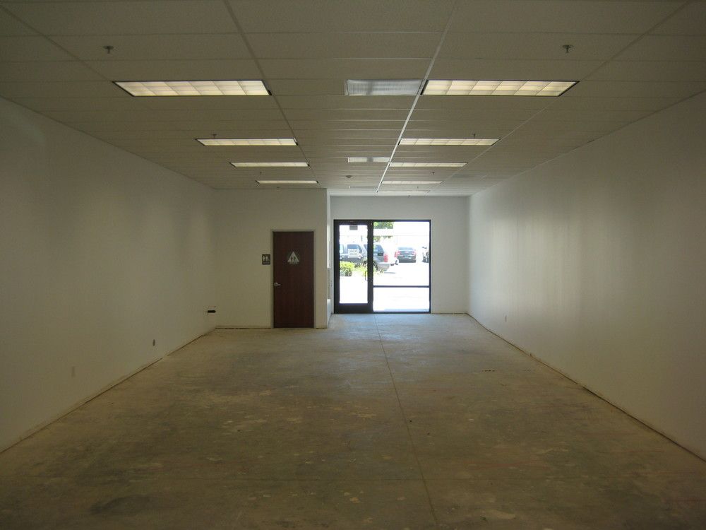 Retail For Lease: 213 W 8th St, Hanford, CA 93230